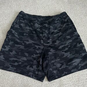 Men’s Lululemon Pace Breaker Black Camo Unlined Shorts 7 inch inseam